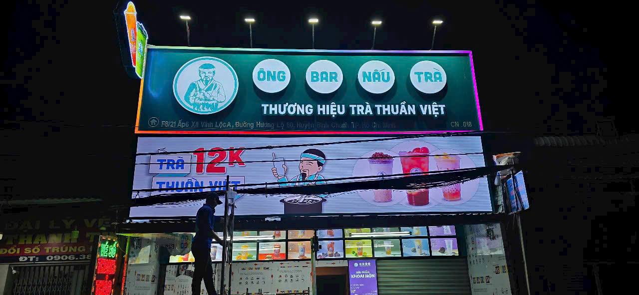 thi-cong-bang-hieu-hop-den-hiflex-dana-event-thuc-hien